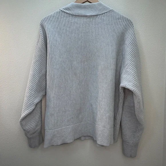 Tahari Ribbed Mock‎ Neck Sweater Gold Button Shoulder Detail Light Grey L G - Picture 5 of 5